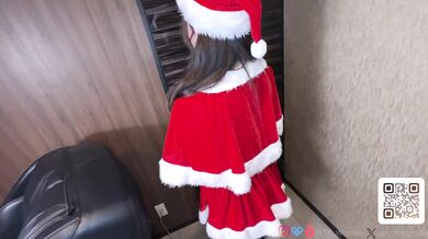 Married Woman Has Massive Squirting Orgasm at Christmas