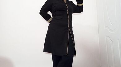 خانم کارمند لباسای کارمندیشو با آهنگ معین میپوشه و میره سرکار دوست دختر شده انگاری