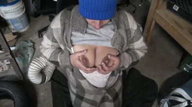 Une fille Algerienne sucer un homme plus age dans un immeuble abondant