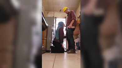 Mia Niqab Paying the Builder