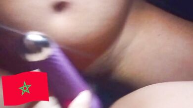 فتاة مغربية بيضاء تحب مص بوسها ونائب الرئيس في مؤخرتها البيضاء????????????????