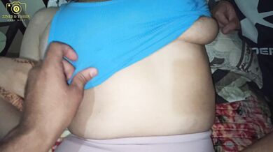 زوجة ممحونة تفتن خليجي بي بزاز كبيره حلوة عسل، فيلحسها ويرضعها Hotwife with Huge Natural White Boobs