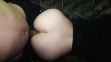 نشر الحمار الأبيض لصديقتي الجامعية البالغة من العمر 18 عامًا، وهي تحب أن أعطيها أسلوبًا هزليًا وأنا