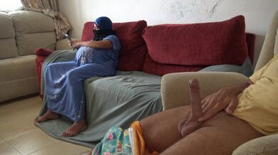 SYRIAN WOMAN GETS SURPRISE CUMSHOT IN HER FACE