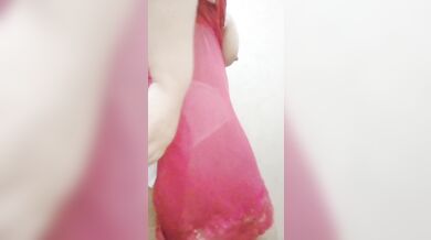 شرموطة مغربية هيجانة مولعة تحلب بزازها و تقول كلام سافل