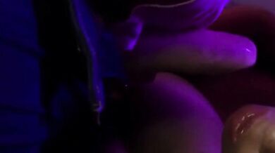 عادت أخت زوجي إلى المنزل وتريد أن تعرف كيف يشعر كسها