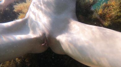 Slim girl swims naked in sea and masturbate her pussy