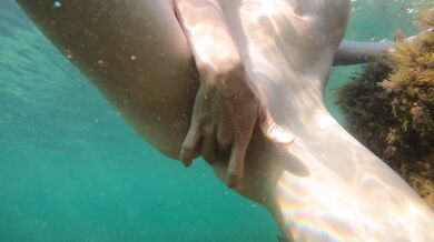 Slim girl swims naked in sea and masturbate her pussy