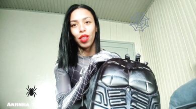 Joi-morena vagabunda cosplay anime de batom vermelho enfiando a cabecinha do consolo no cu parte 1