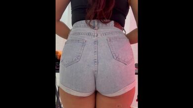 صاحبي عزمني لبيتودخلت لغرفتومشان غير ملابسي ولحقتني زوجتو????بسريةوبدت تتدلع فيني بجسمها لنيكها????????