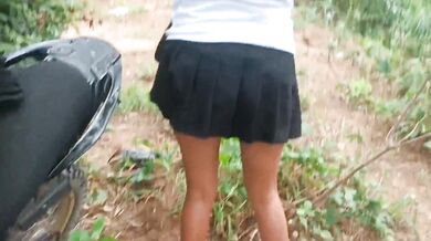 A la hermanastra colegiala le doy por su coño estrecho sin condon en la selva