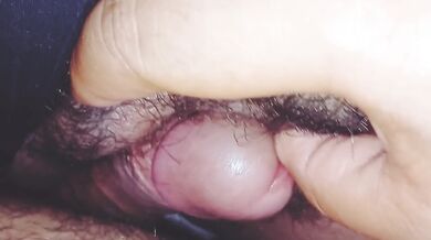 maduro entra al cuarto de su hijastra y se la coge