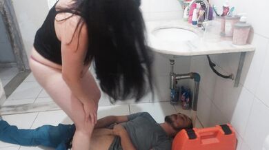 ვუპასუხე სანტექნიკოსს ტრუსის გარეშე კაბაში! მისი დიკი მინდა მივიღე?