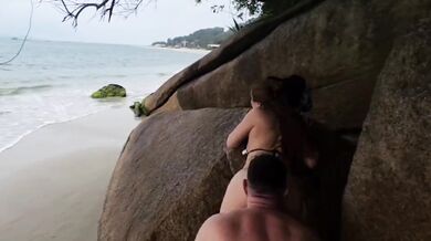 Levei a gostosa para a praia, começamos a nos pegar e no tesão fodemos ali mesmo
