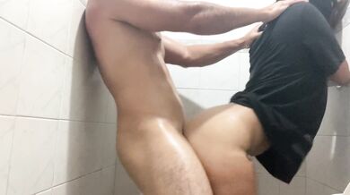 مغربية قحبة فصال سبور بكازا تتحوا مع كوتش ديالها وسط حمام ????