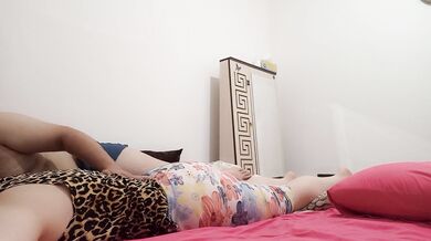 پسره ی دیوث .خ.ا.ل.ش. کمر درد داره و ازش میخواد ماساژش بده ببینین چی میشه وااای