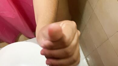 Mientras me ducho me tocó y mi cuñado me come mi culote