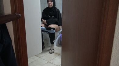 Muslim woman CAUGHT a voyeur !!! I take out my big black cock for my turkish colleague.