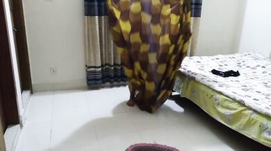 لقد مارس الجنس معها بينما كانت تغير ملابسها - عندما كان زوجها في الحمام