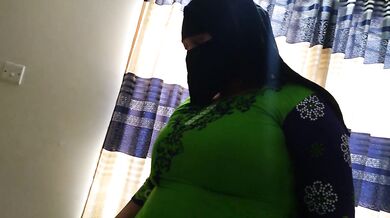 خادمة سعودية محجبة جميلة تمارس الجنس مع مالكها أثناء تنظيف المنزل - Anippe Fucked By Boss