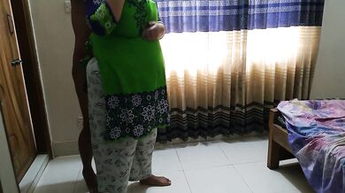 خادمة سعودية محجبة جميلة تمارس الجنس مع مالكها أثناء تنظيف المنزل - Anippe Fucked By Boss