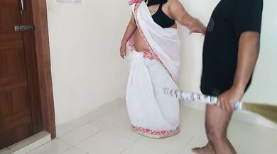 عندما تقوم الخادمة الهندية بتمشيط منزل المالك السعودي، يقوم المالك بمضاجعتها - Maid Fucked By Boss