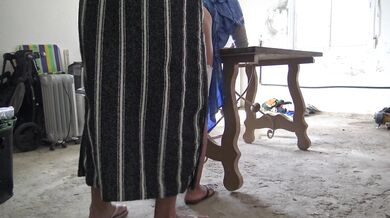 جارتي الفاسقة كانت حمقاء، تم ممارسة الجنس مع كسها، وكانت كلماتها نارية، مما أدى إلى تهيج القضيب