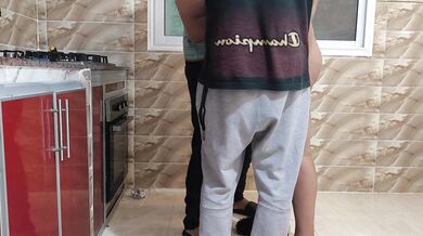 جوزي جاب اوسطة يصلح الفرن أو يصلح كسي زبرو ???? كبير فشخ طيزي