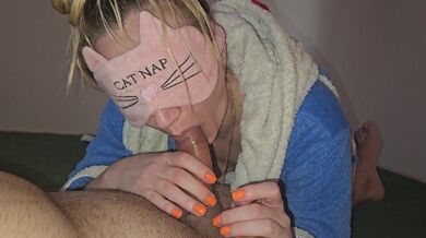 أودري الرطب يلعب مع بوسها بينما يضرب مؤخرتها ويأخذ نائب الرئيس في مهبلها AudreyWet