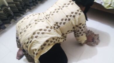 زوجة الأب السعودية الجميلة عالقة في التنظيف تحت السرير - Saudi MILF Stepmom Gets Stuck Under Bed