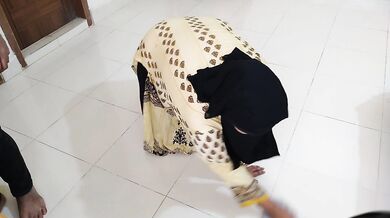 كانت عمتي البنجاب المسلمة الساخنة تنظف المنزل عندما رآها صبي الجيران ومارس الجنس - Punjabi Aunty Sex