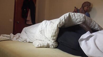 Une femme de ménage algérienne est choquée lorsque le rappeur français montre sa grosse bite noire