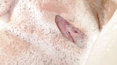 Big Ass in bath twerking slow