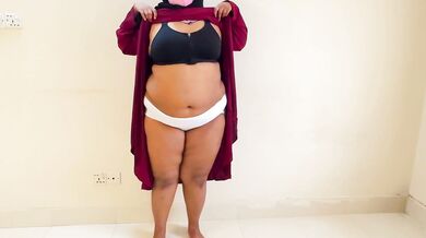 حار السعودية سيئة أمي تشارك السرير مع ربيب عطلة في الرحلة White panty Black Bra With Hijabi Muslim