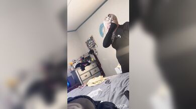 Blonde garota cum engole tudo enquanto se prepara. Vídeo caseiro