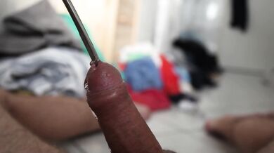 Heimliche Natursektspiele: Dilator der Freundin so tief in Harnröhre gesteckt bis Pisse sprudelt