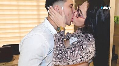 Empleado pendejo se folla a la puta de su jefe para buscar un ascenso en el trabajo