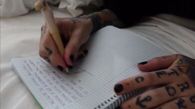 ENFERMERA SEXY ME AYUDA A EXTRAERME LA LECHE Y ME CORRO EN SU CARA - EXLOVERX