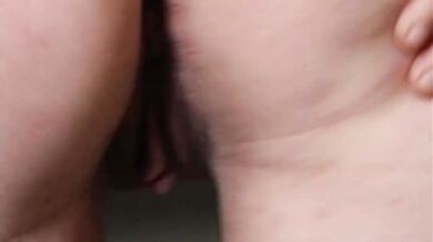 Collega troia esibizionista si fa scopare e riempire da dietro mentre lavora in laboratorio