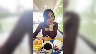 Jugamos con Lovense en el patio de comida