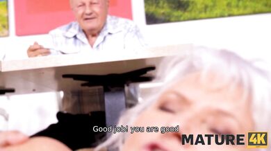 MATURE4K. Guy fode o mel maduro voluptuoso na frente do marido