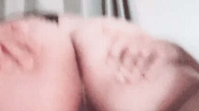 Socando e gozando no rabinho apertado e gostoso da morena