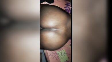 Mi vecina me pide ayuda y termino dándole en su coño