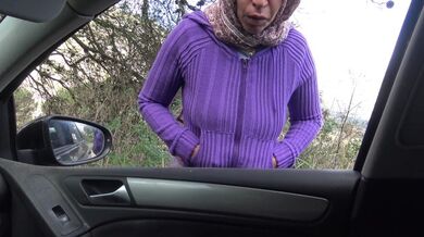 une fille algérienne de Marseille a dans la voiture d'un homme américain plus âgé