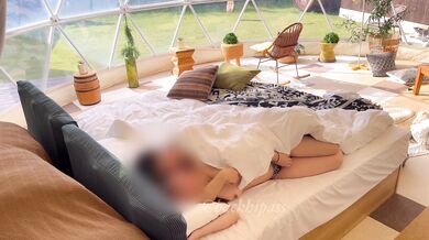 グランピングの朝に隠れてエッチする盛んな時期の大学生カップルの様子