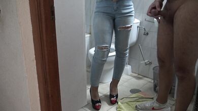 İstanbullu 52 yaşındaki üvey annem beni tuvalette büyük sikimi mastürbasyon yaparken yakaladı