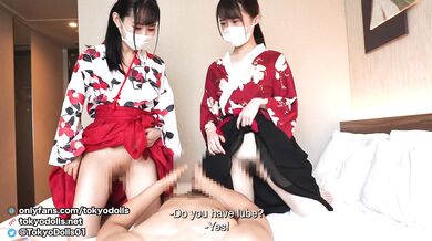 [Fingering] Stand on their knees and getting fingering at the same time.