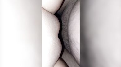 پسره کس صورتی زن همسایه رو جر میده و آبشو میپاچه توش (کاملا داستانی و پر از حرفای سکسی)