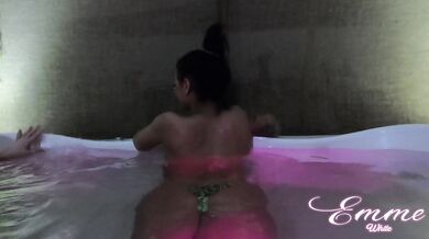 Amigas gostosas curtindo uma jacuzzi
