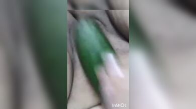 كم هو لذيذ أن أضع خيارة في كسي الكبير المشعر ????????????